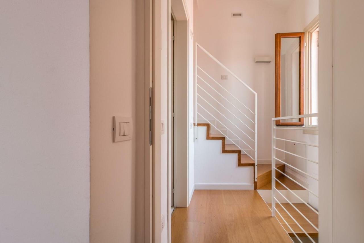Carmini Canal View And Balcony With Lift Apartment Venedig