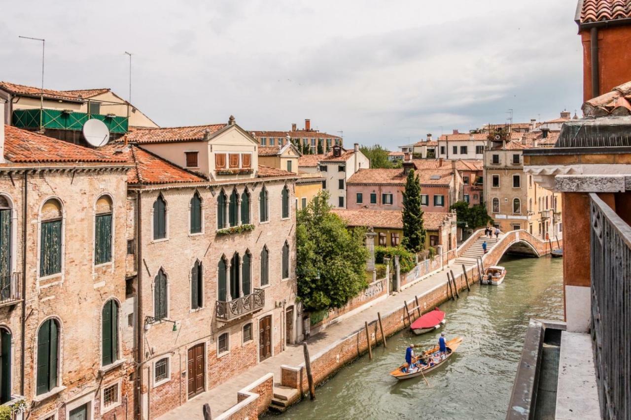 Carmini Canal View And Balcony With Lift Apartment Venedig